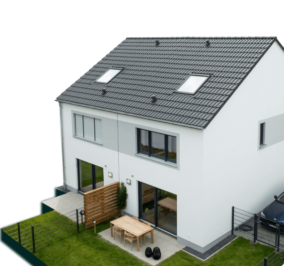 Luftaufnahme eines modernen Doppelhauses mit Garten, Terrasse und Stellplätzen, Teil einer Movida-Immobilie zur Miete.