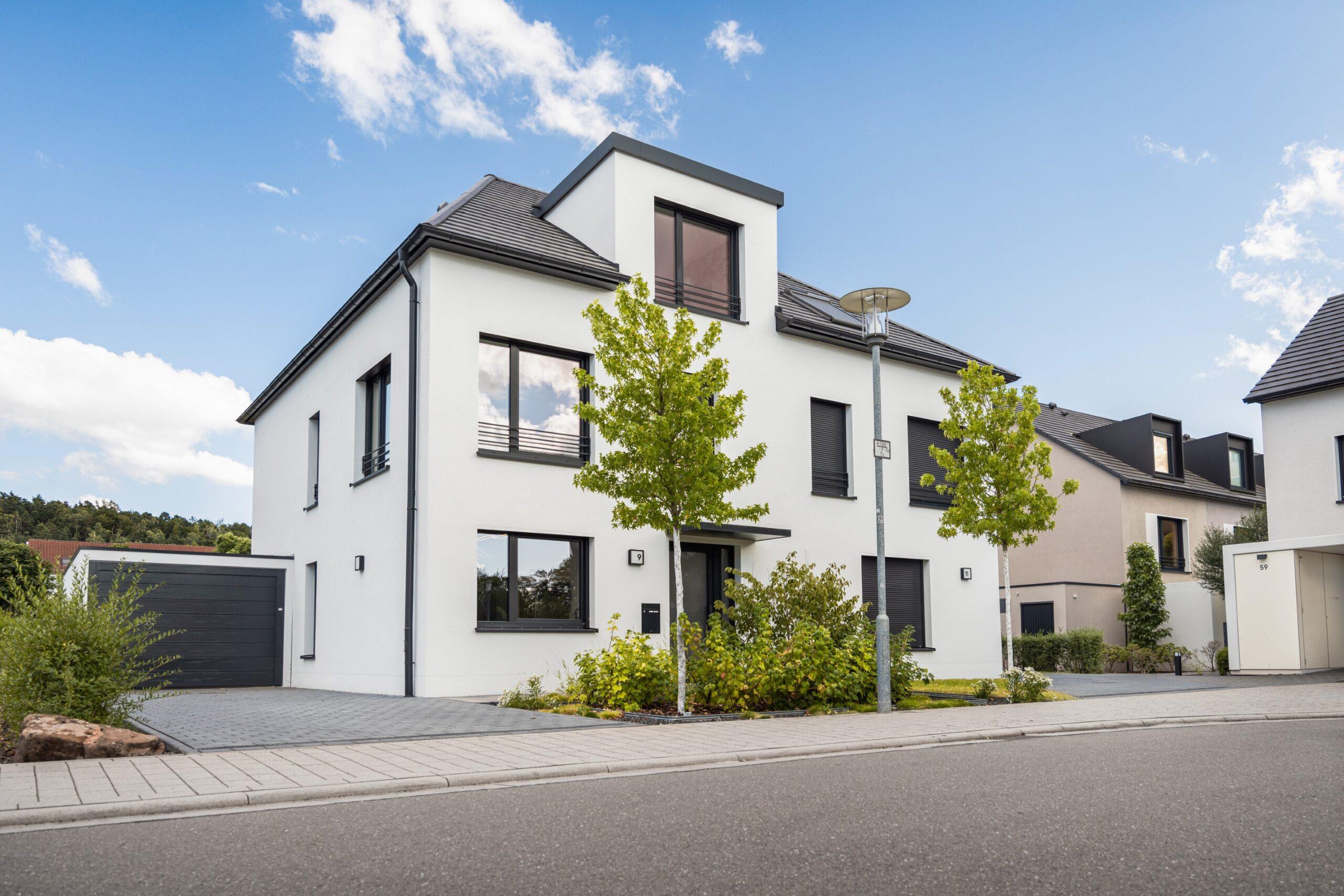 Modernes MoVida Einfamilienhaus im Neubaugebiet mit Garage, Vorgarten und energieeffizienter Architektur zur Miete