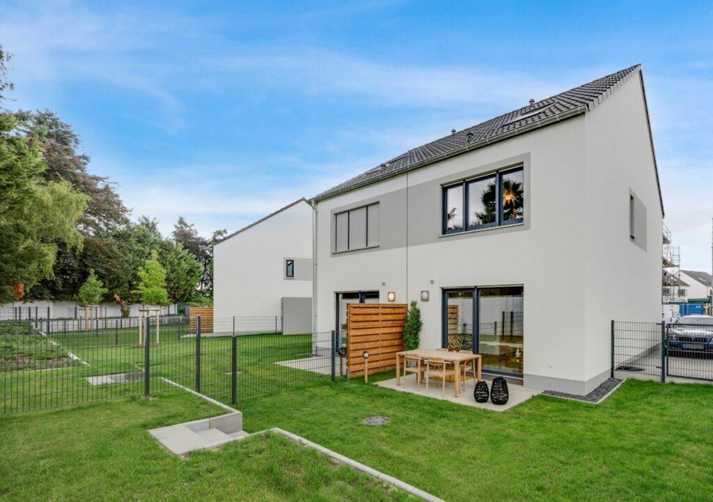 Modernes MoVida Doppelhaus mit eigener Terrasse und Garten im energieeffizienten Neubaugebiet zur Miete