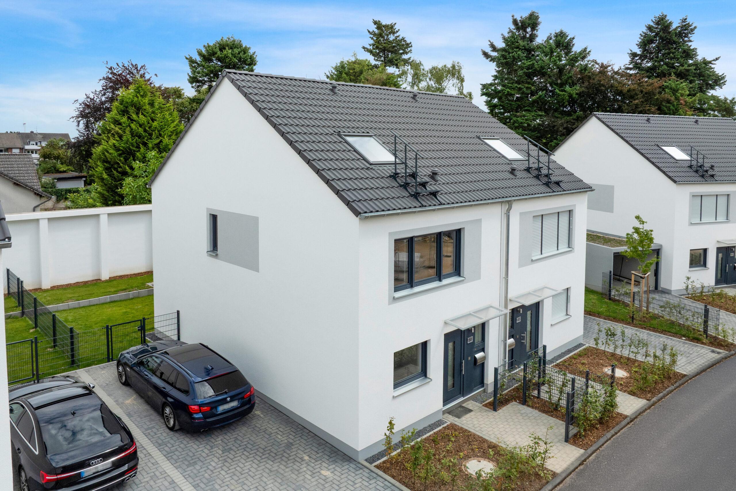 Movida Doppelhaus Neubau mit Einfahrt, Garten und moderner Fassadengestaltung zur Miete