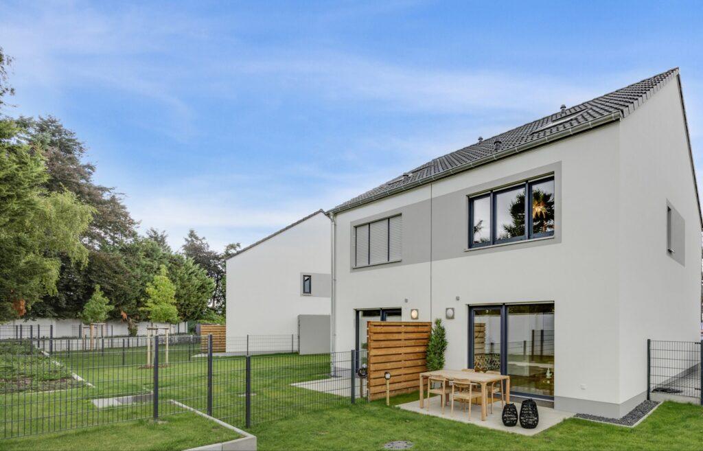 Movida Doppelhaus Neubau mit Garten, Terrasse und Holztrennwand im modernen Design