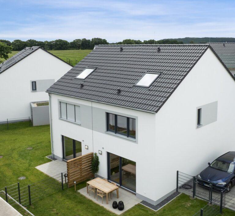 Movida Doppelhaus Neubau mit Garten, Terrasse und moderner Fassadengestaltung zur Miete