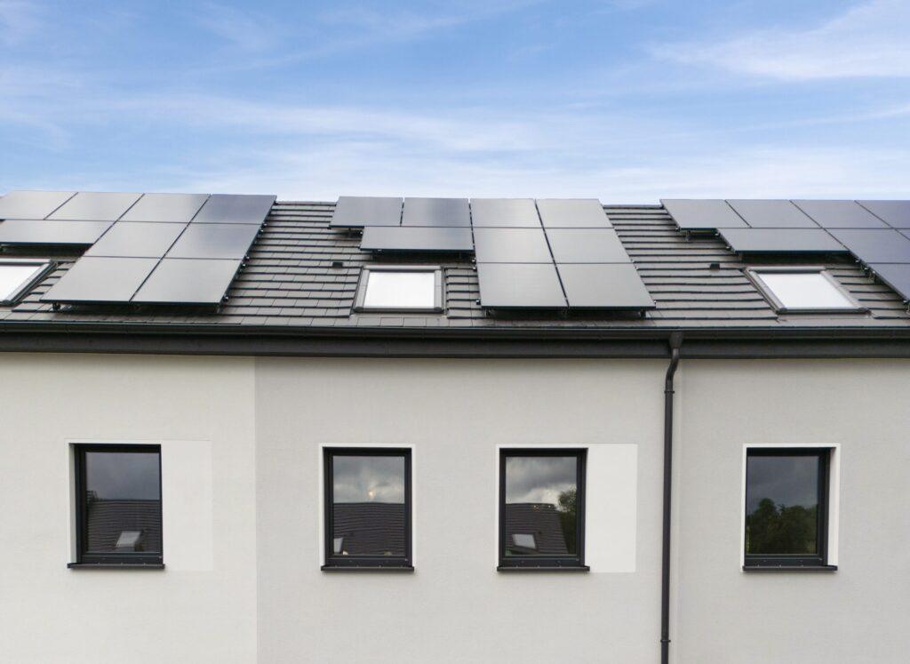 Movida Haus mit moderner Photovoltaikanlage auf dem Dach unter blauem Himmel zur Miete
