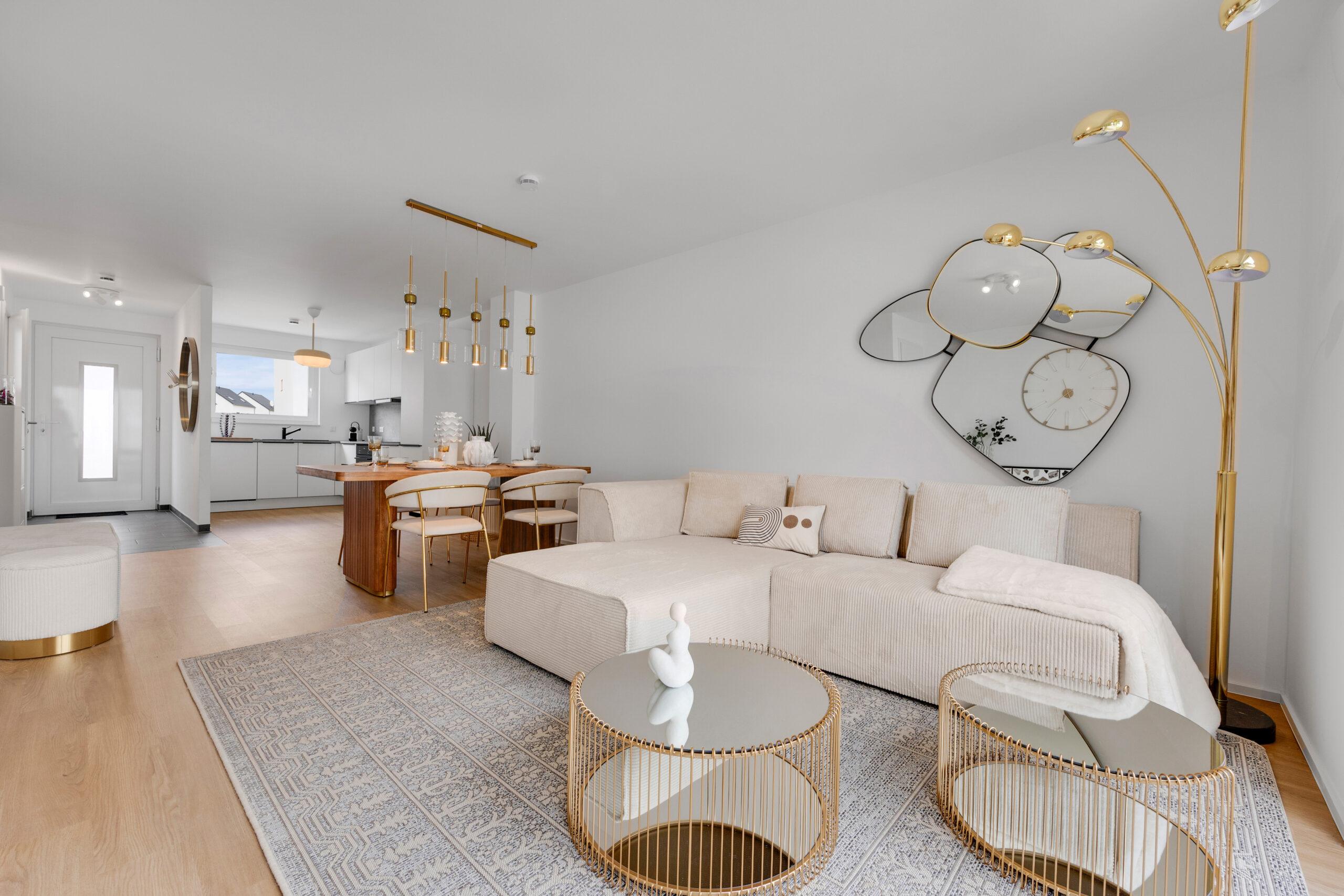 Modernes Wohnzimmer mit offener Küche, Designer-Goldakzenten und gemütlicher Einrichtung