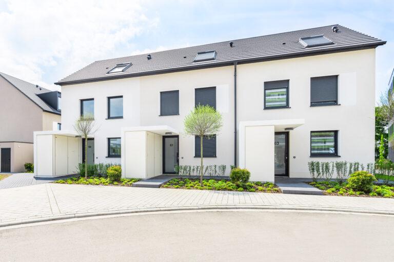 Modernes MoVida Reihenhaus mit 120qm im Neubaugebiet mit gepflegtem Vorgarten und energieeffizienter Bauweise zur Miete
