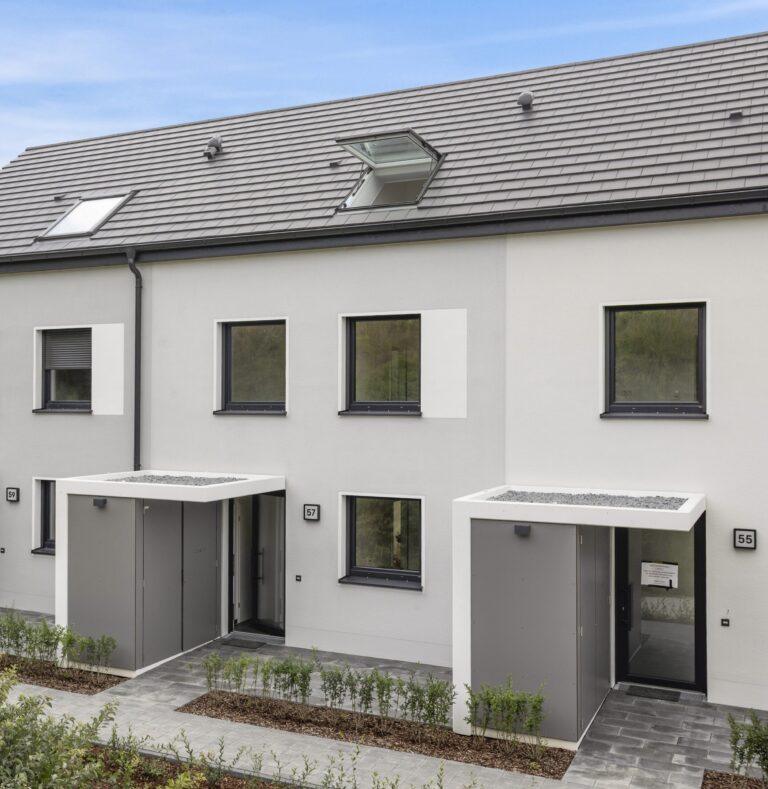 Modernes MoVida Reihenhaus im energieeffizienten Neubau mit klarer Architektur und Eingangsüberdachung zur Miete