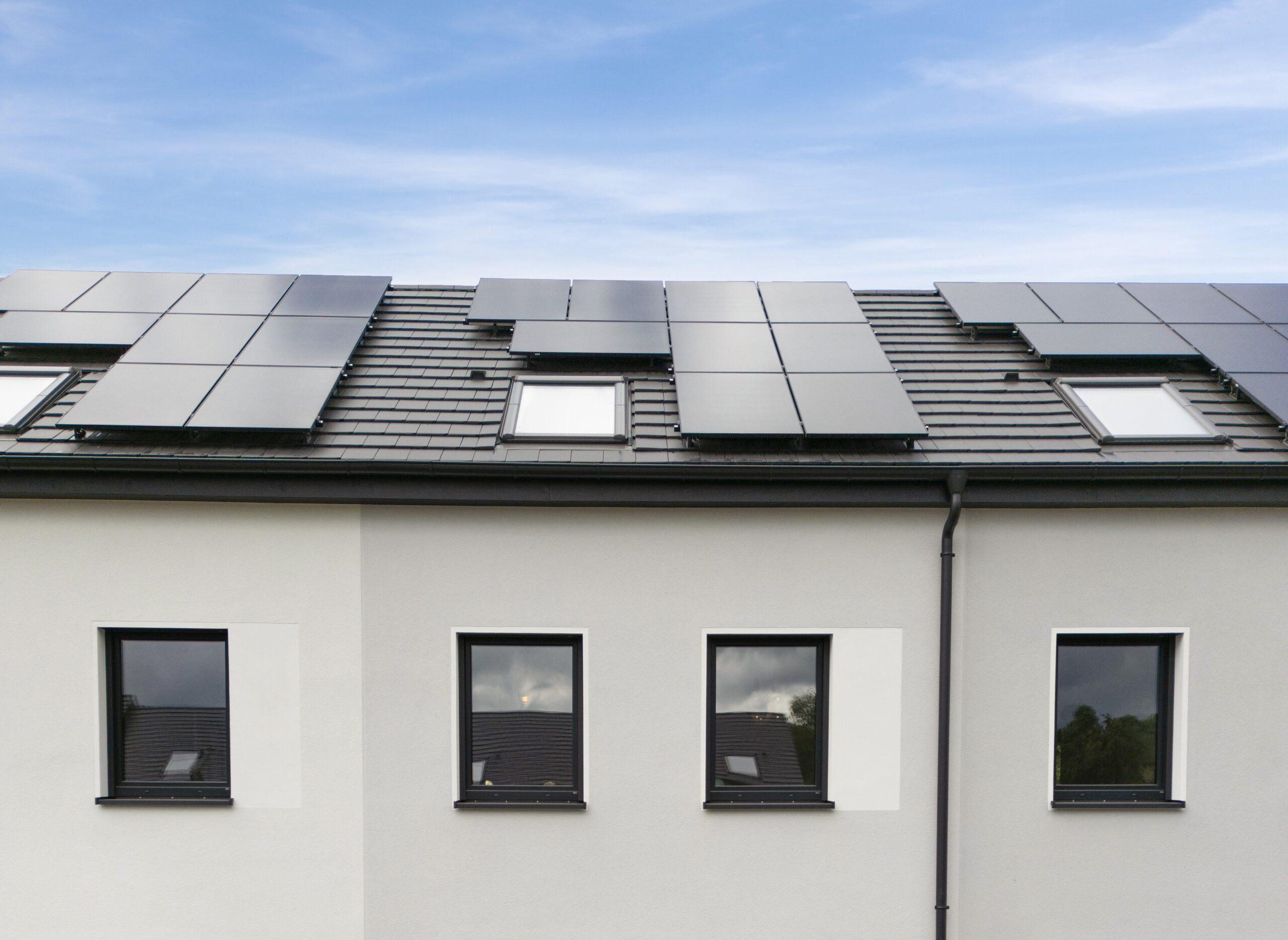 Moderne Photovoltaikanlage auf dem Dach eines energieeffizienten MoVida Neubaus zur nachhaltigen Stromerzeugung