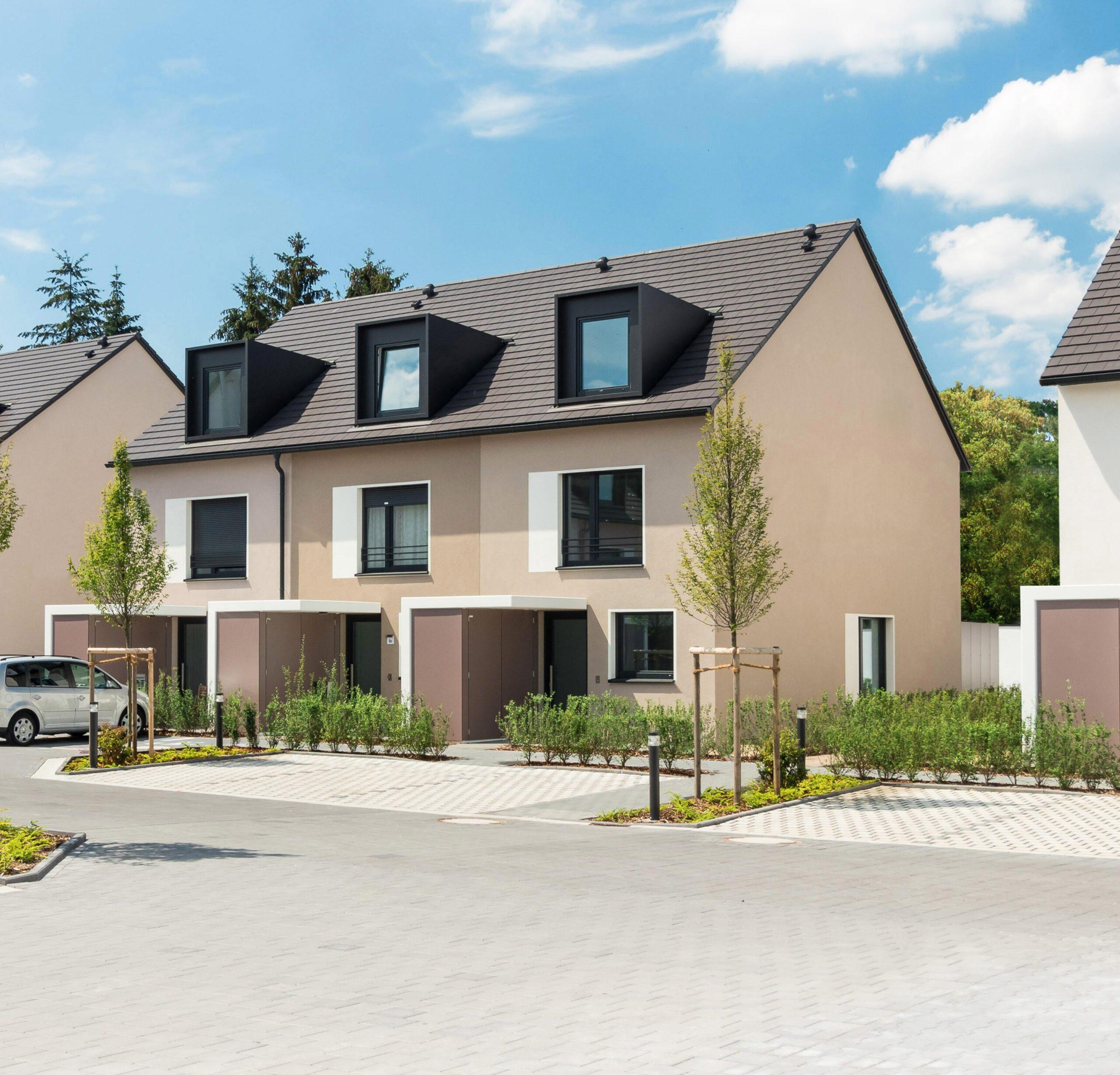 Modernes MoVida Reihenhaus mit 145 Quadratmetern Wohnfläche, energieeffizienter Bauweise und begrüntem Vorgarten im Neubaugebiet zur Miete