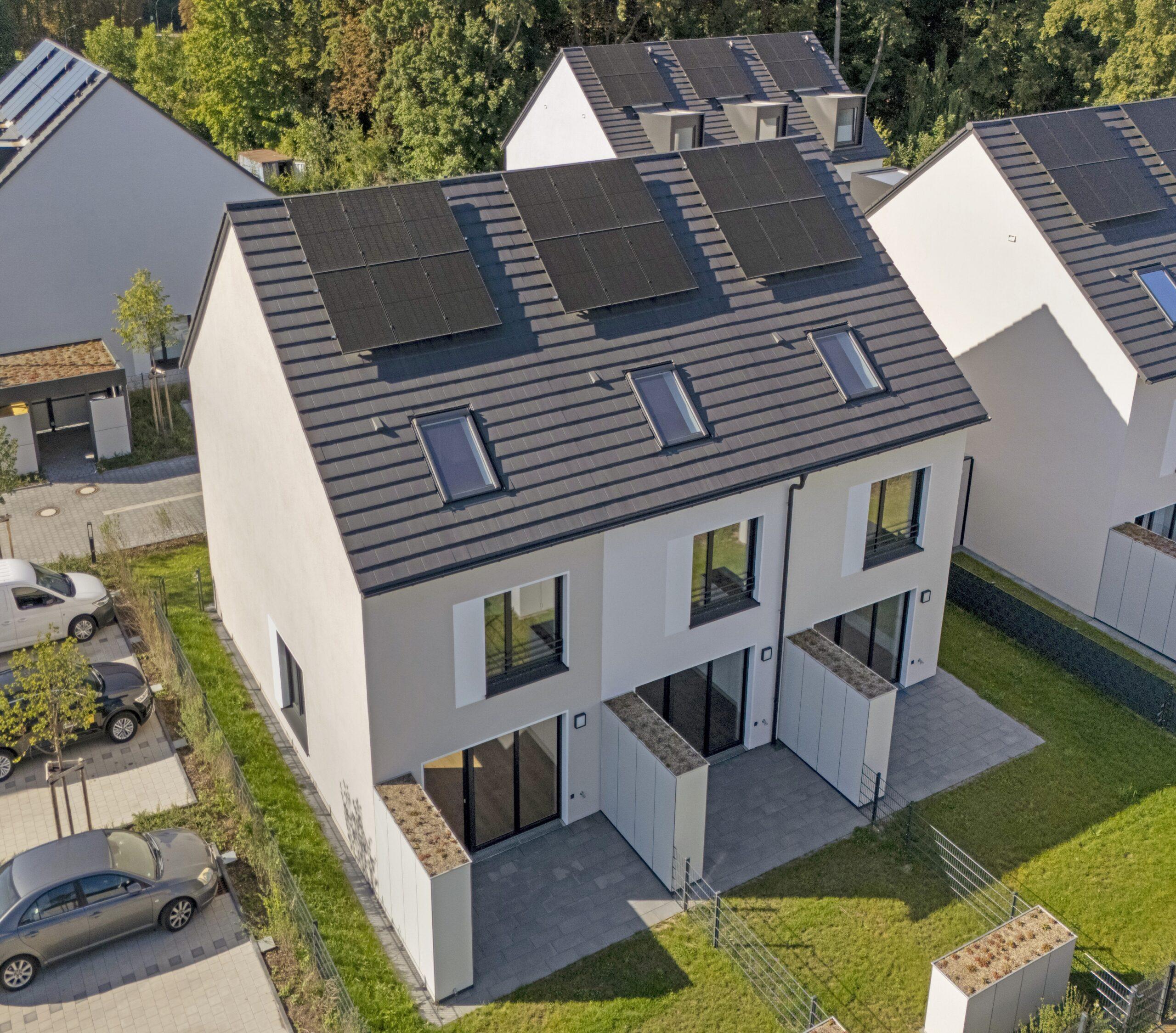 Modernes Movida Reihenhaus als Neubau mit Photovoltaikanlage auf dem Dach und kleinen Gärten zur Miete