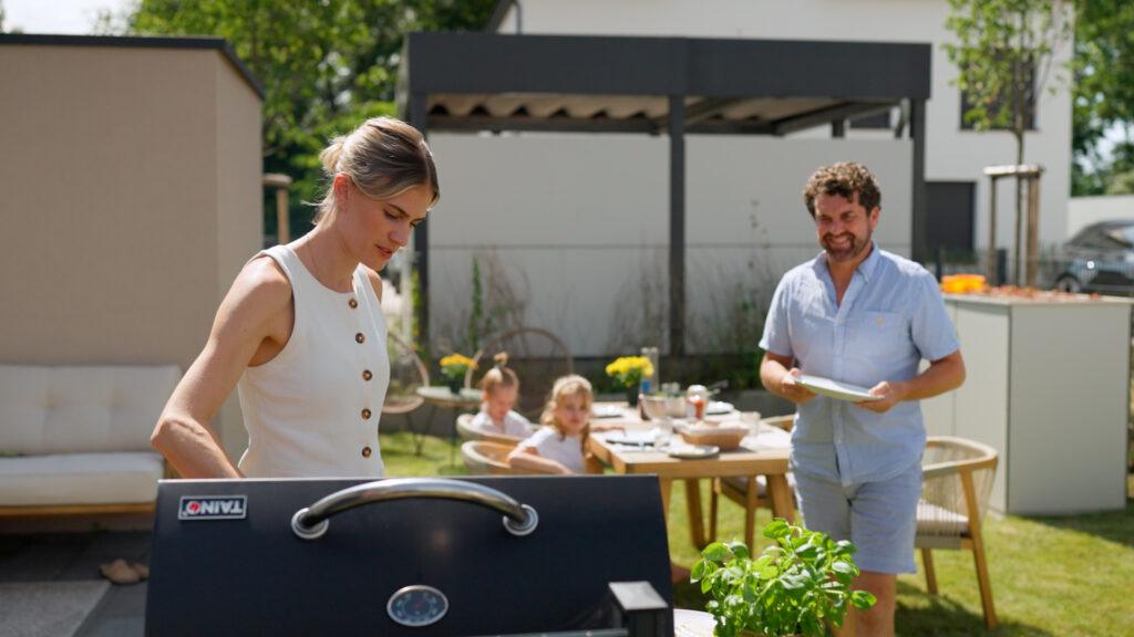 Movida Familie grillt im Garten auf der Terrasse an einem Sommertag
