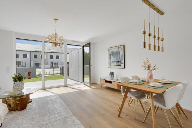 Modernes Movida Wohnzimmer mit Essbereich, großen Fenstern und Zugang zur Terrasse