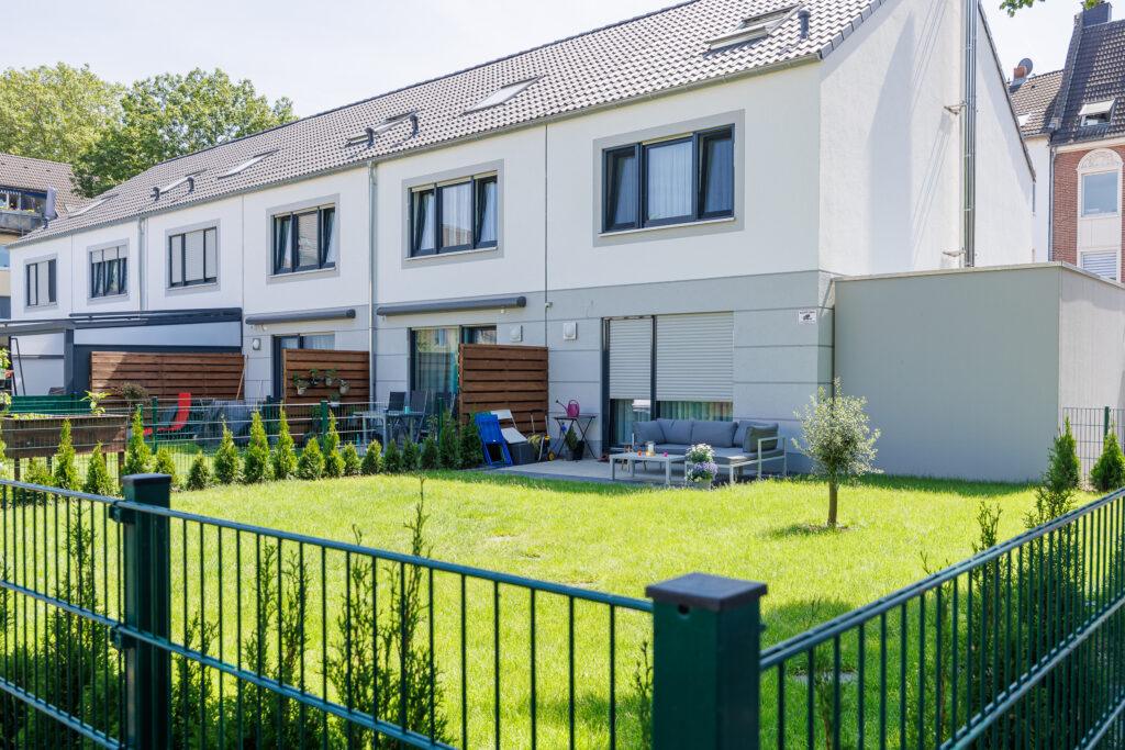 Modernes Movida Neubau-Reihenhaus mit Terrasse und großem Garten, ideal für Familien in ruhiger Wohnlage