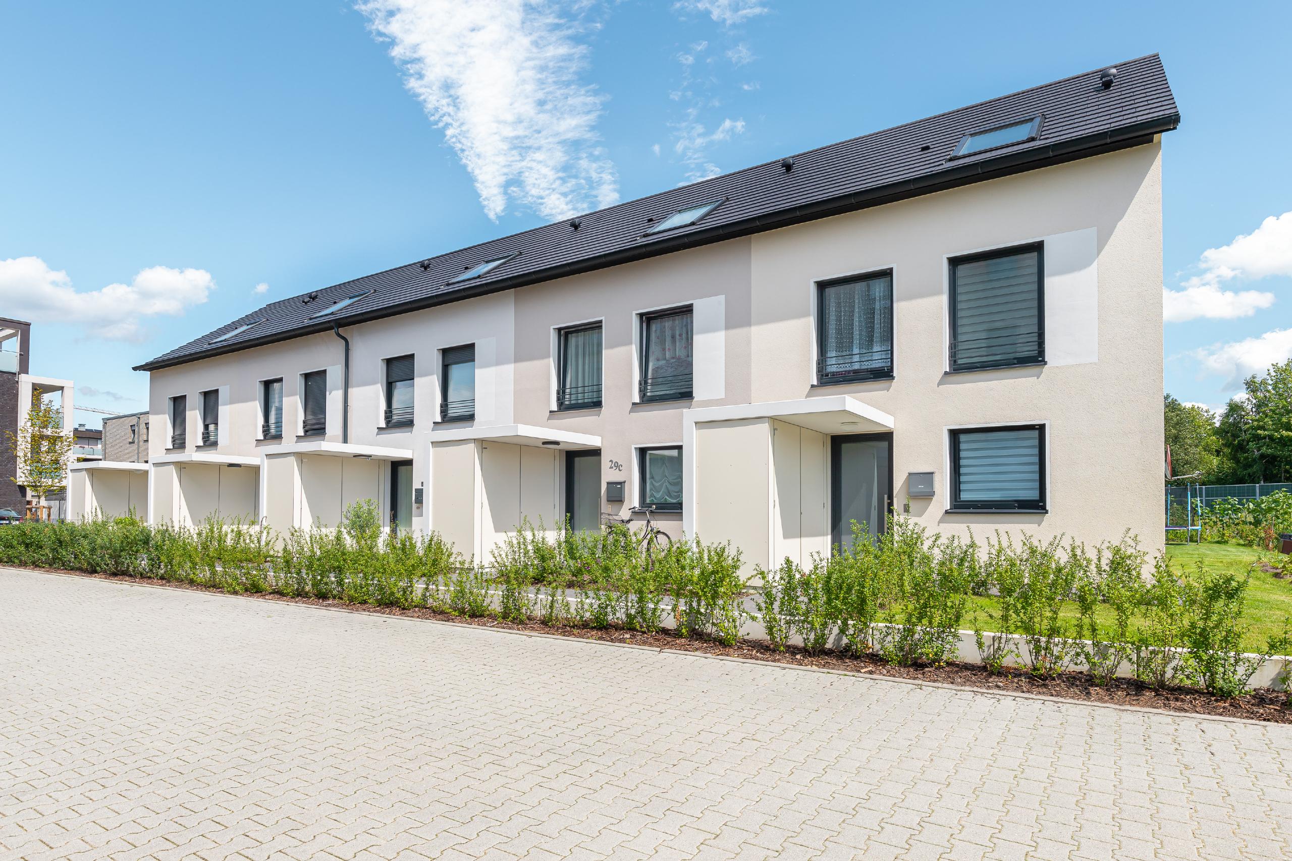 Modernes MoVida Reihenhaus mit 145 Quadratmetern Wohnfläche, energieeffizienter Bauweise und begrüntem Vorgarten im Neubaugebiet zur Miete