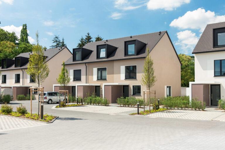 Moderne MoVida Reihenhäuser mit 145 Quadratmetern Wohnfläche, Neubau mit heller Fassade, Flachdach - Gauben und Vorgarten in ruhiger Wohnlage zur Miete