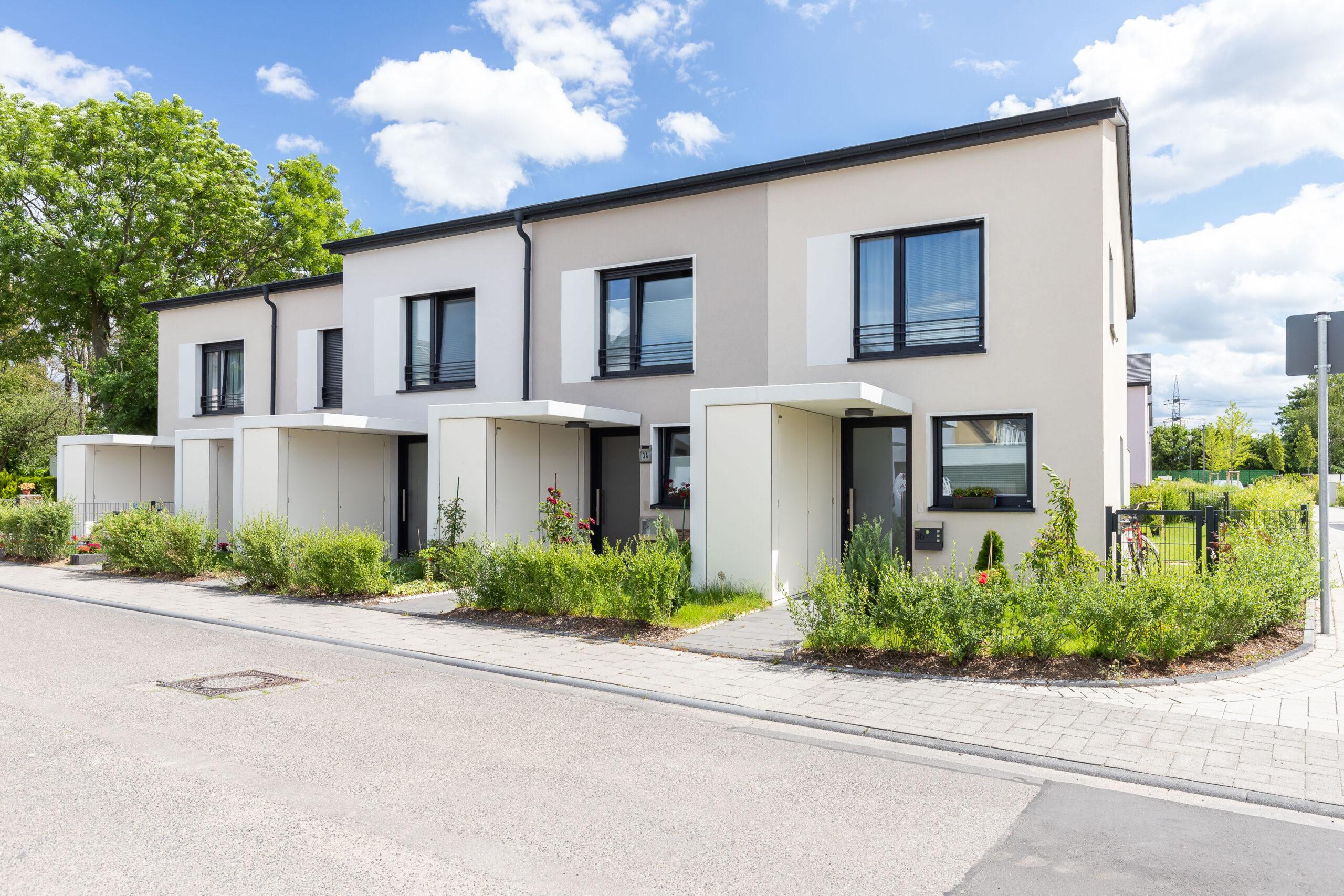 Moderne s Reihenhaus im Neubauprojekt Movida mit 85 Quadratmetern Wohnfläche und hellen Fassaden, zur Miete.
