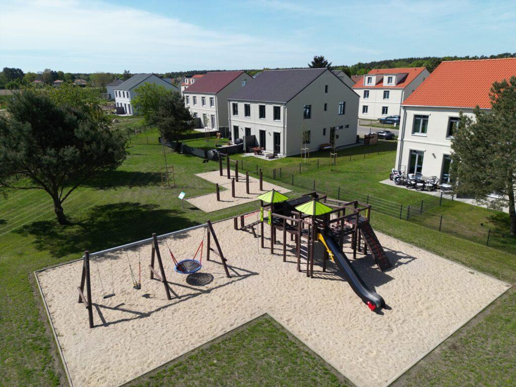 Modernes Doppelhaus im Neubauprojekt Movida Schönwalde zur Miete mit Garten, Gemeinschaftsfläche und Spielplatz