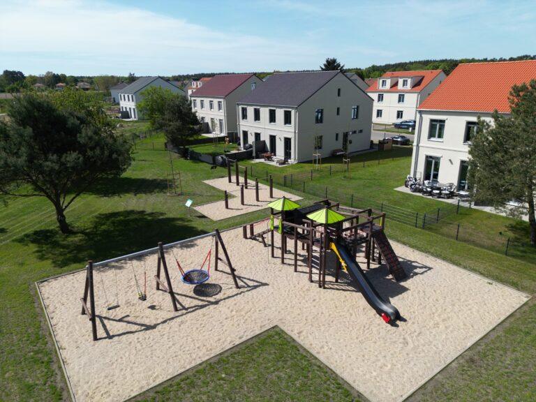Modernes Doppelhaus im Neubauprojekt Movida Schönwalde zur Miete mit Garten, Gemeinschaftsfläche und Spielplatz