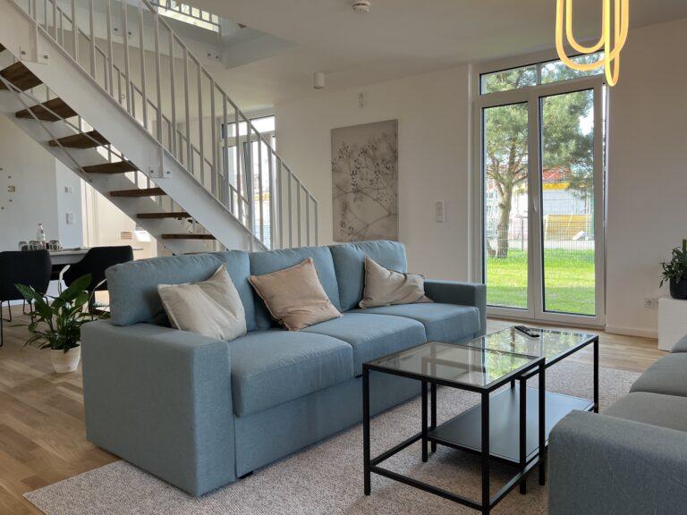 Heller moderner Essbereich im MoVida Haus mit direktem Zugang zur Terrasse und Blick in den Garten