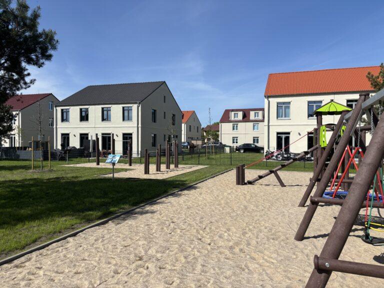 Modernes Doppelhaus im Neubauprojekt Movida Schönwalde zur Miete mit Garten, Gemeinschaftsfläche und Spielplatz