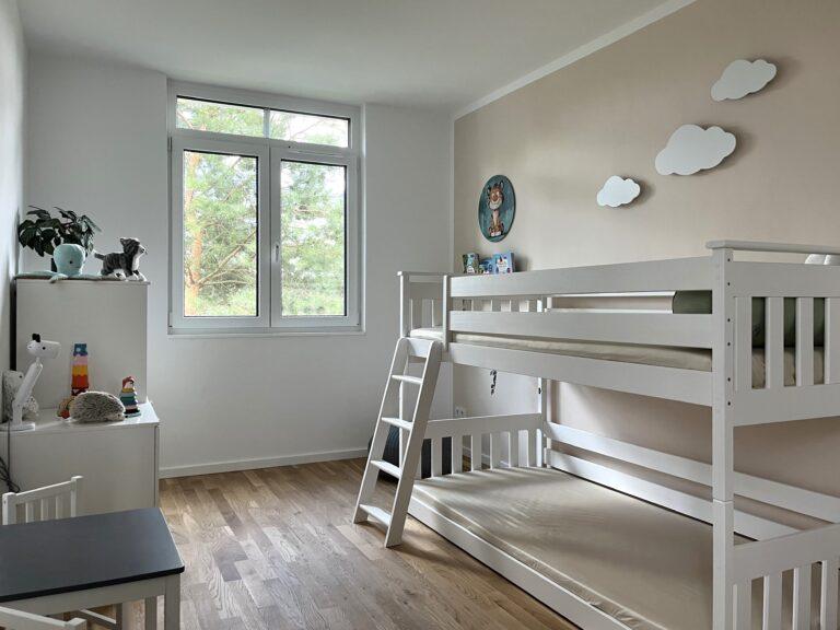 Modernes Schlafzimmer im MoVida Haus mit Parkettboden und Stockbett