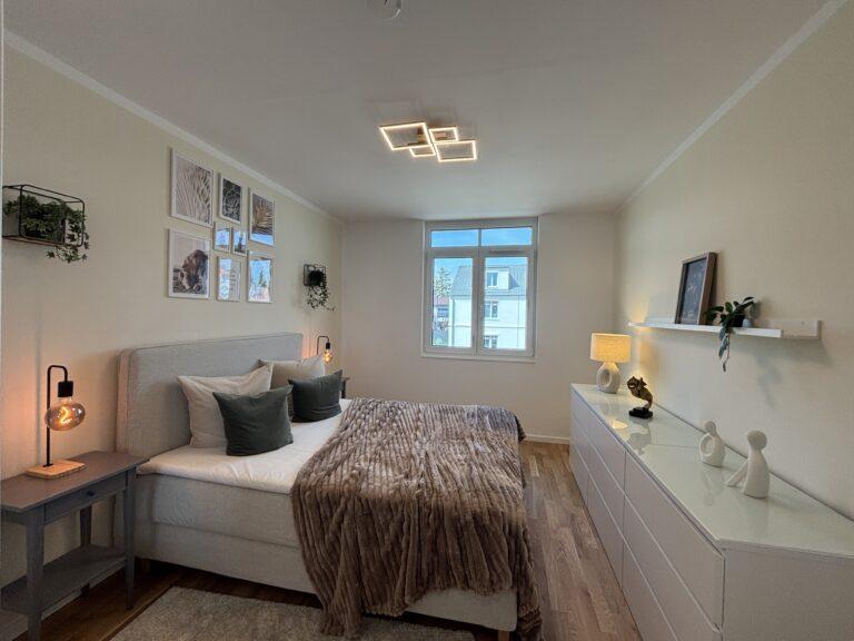 Modernes Schlafzimmer im MoVida Haus und großem Fenster mit Gartenblick