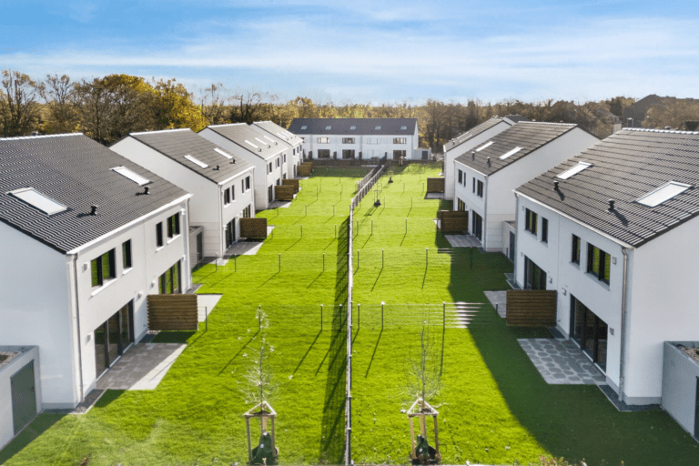 Movida Duisburg: moderne Reihenhäuser einer Wohnanlage mit grünen Gärten, Luftaufnahme