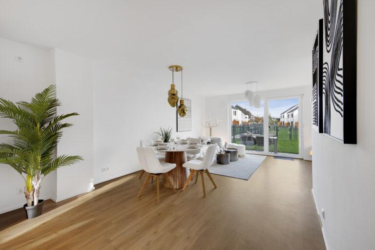 Movida Duisburg Reihenhaus: heller Wohn- und Essbereich mit Zugang zur Terrasse und Garten