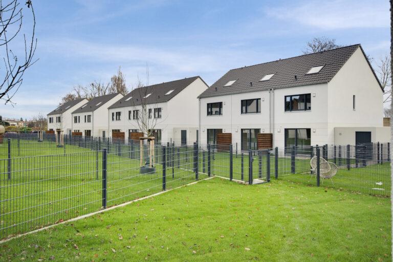 Moderne Doppelhaushälfte mit gepflegtem Garten, großer Terrasse und familienfreundlicher Wohnlage zur Miete.