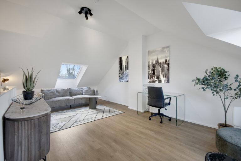 Modernes Movida Wohnzimmer im Dachgeschoss mit Dachfenster, Sitzbereich und heller Einrichtung