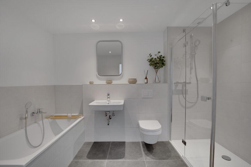 Modernes Badezimmer mit Badewanne und Dusche in einer Movida-Doppelhaushälfte mit 165 Quadratmetern Wohnfläche zur Miete.