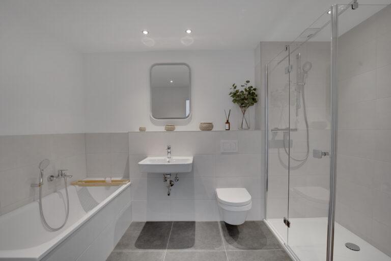 Modernes Badezimmer mit Badewanne und Dusche in einer Movida-Doppelhaushälfte mit 165 Quadratmetern Wohnfläche zur Miete.