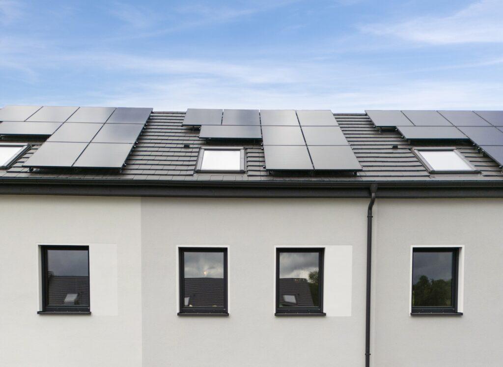 Modernes Wohnhaus mit Photovoltaik-Anlage auf dem Dach