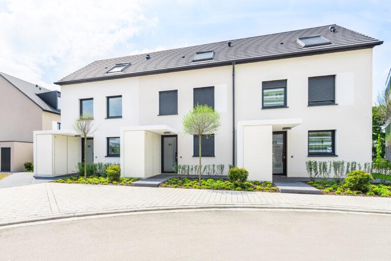 Modernes Reihenhaus als Neubau mit etwa 120 qm Wohnfläche und Vorgarten zur Miete