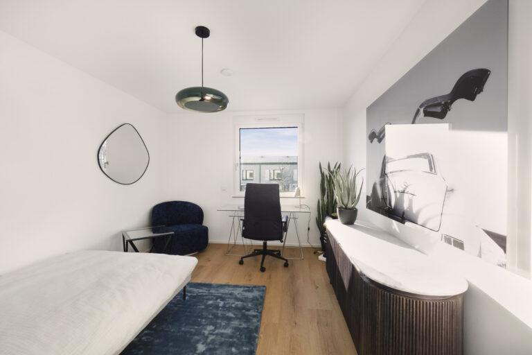 Helles Zimmer im Obergeschoss eines Reihenhauses zur Miete, ideal als Arbeitszimmer oder Homeoffice mit Schreibtisch