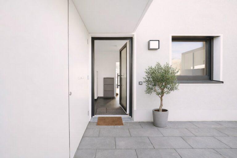 Moderner Eingangsbereich eines Reihenhauses zur Miete von Movida Living mit gepflegtem Außenbereich