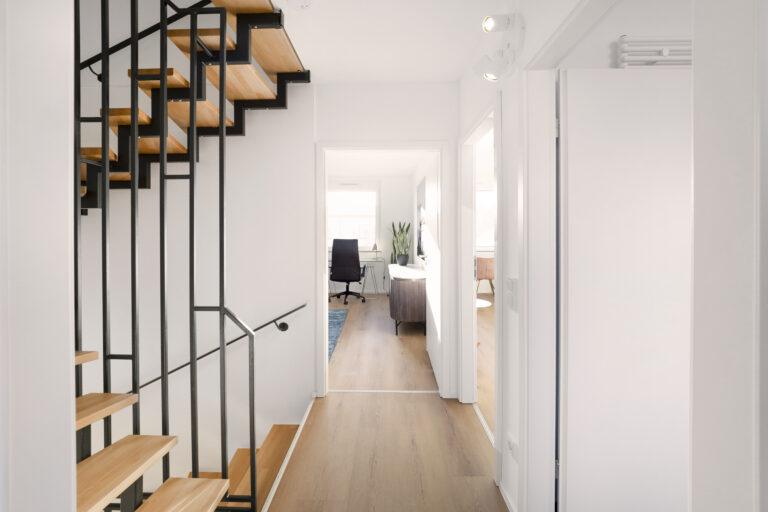 Heller Flur mit moderner Treppe in einem Reihenhaus zur Miete mit offener Gestaltung und viel Tageslicht