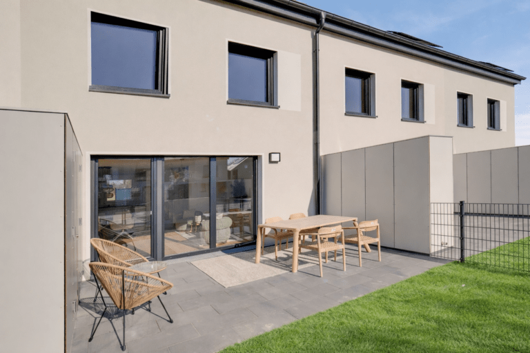 Terrasse mit Garten in einem Reihenhaus zur Miete mit modernem Außenbereich