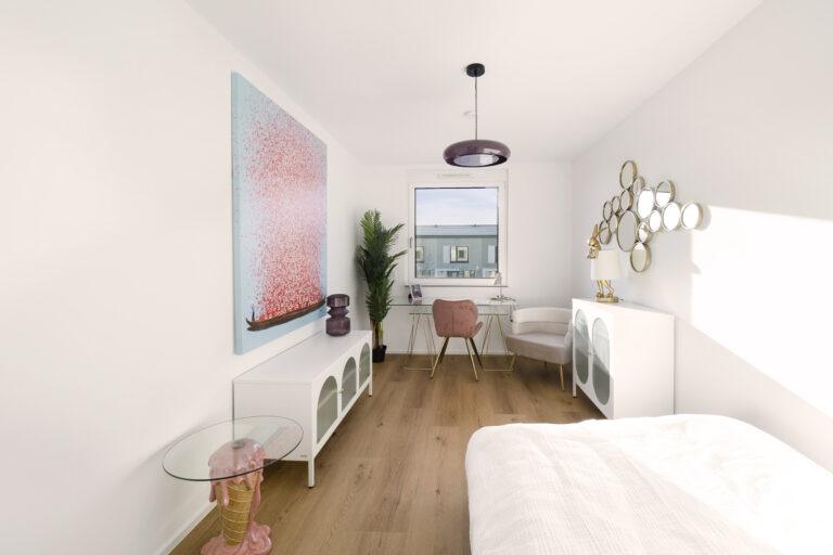 Helles Zimmer im Obergeschoss eines Reihenhauses zur Miete, ideal als Schlafzimmer, Kinderzimmer oder Homeoffice