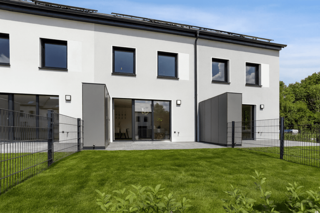 Modernes MoVida Reihenhaus mit 120qm im Neubaugebiet mit gepflegtem Vorgarten und energieeffizienter Bauweise zur Miete