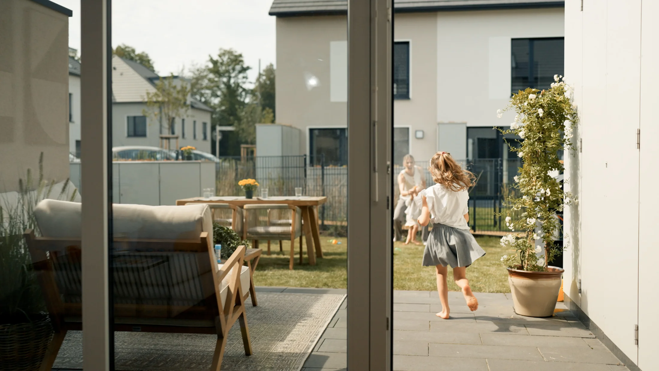 Haus mieten Jülich bei Köln: Das Bild zeigt eine Familie im Garten