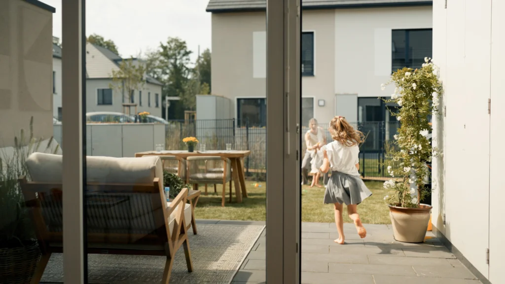 Haus mieten Jülich bei Köln: Das Bild zeigt eine Familie im Garten