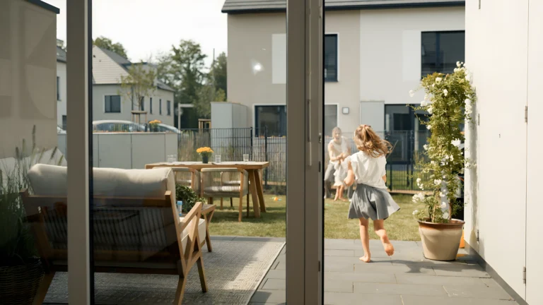 Haus mieten Jülich bei Köln: Das Bild zeigt eine Familie im Garten